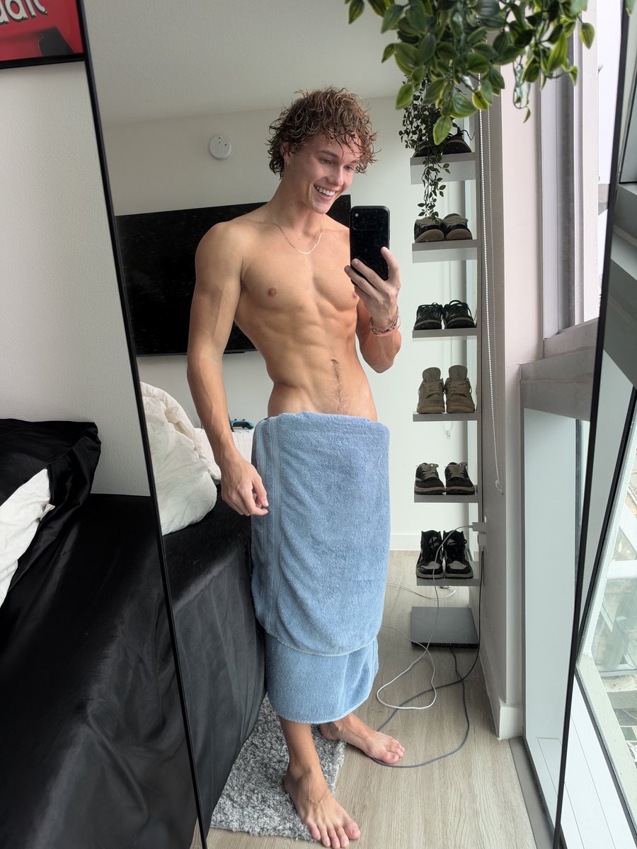 TheEvanVander's tweet photo. The towel is doing a lot of work today https://t.co/uty2jFrg2F