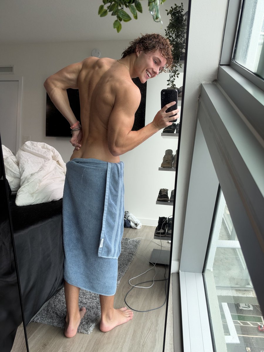 TheEvanVander's tweet photo. The towel is doing a lot of work today https://t.co/uty2jFrg2F
