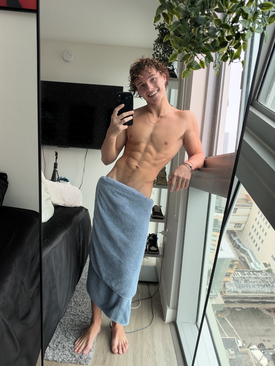 TheEvanVander's tweet photo. The towel is doing a lot of work today https://t.co/uty2jFrg2F