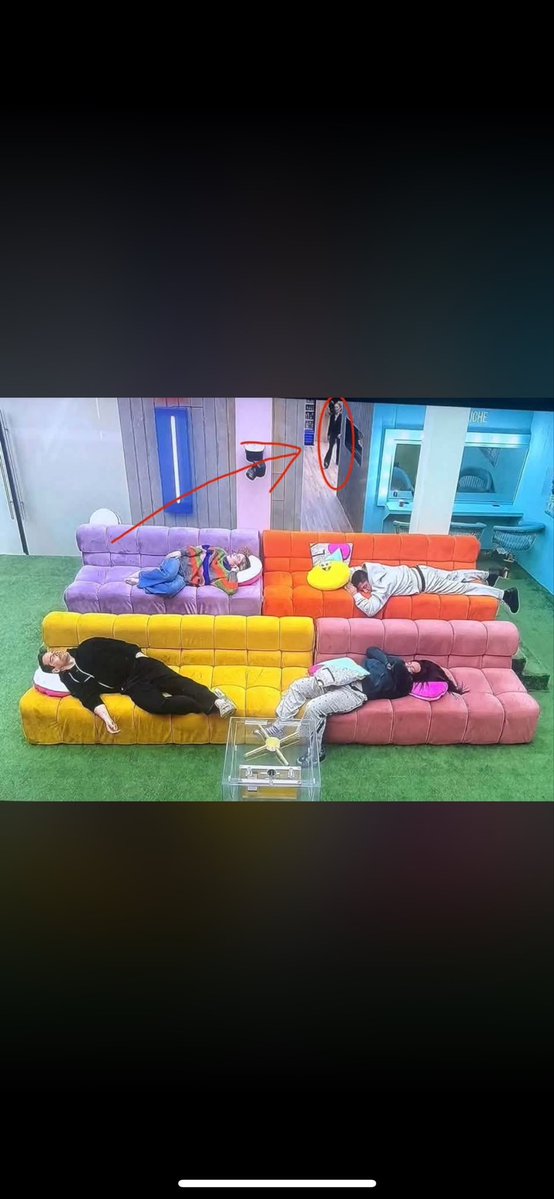 Ercocal17's tweet photo. Resumen de esta temporada!

Una sola persona de pie, dando el contenido por el cual la contrataron!

Los otros: 😴💤🥱

#LaCasaDeLosFamososMéxico 
#LaCasaDeLosFamososMéxicoMx 
#LaCasaDeLosFamososMéxico4 https://t.co/LeWHWEtsWe