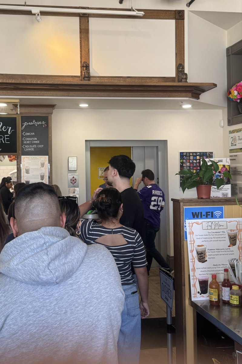 3inchjohnson's tweet photo. Xavier Rhodes Jersey spotted at brunch #expand #LANK https://t.co/iJRAY5Z6ux