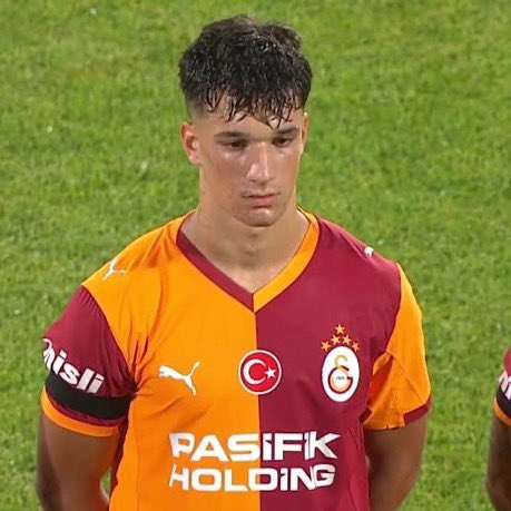 GeldJoker1's tweet photo. 🟡🔵 | Fenerbahçe, mutluluktur. 

🟠🔴 | Galatasaray, pişmanlıktır. https://t.co/0YDYu8N8O6