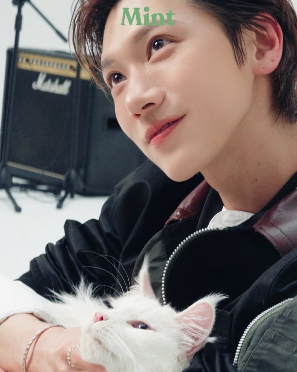 misskloss_1001's tweet photo. “Abs or bicep?” Ten’s eyes https://t.co/GfZlQIW4Pj