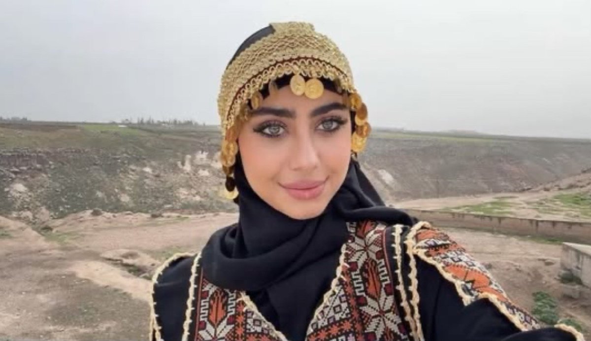 ArchVisionW's tweet photo. A Syrian woman from Daraa wearing traditional attire 🇸🇾 https://t.co/N2W63dEkdP