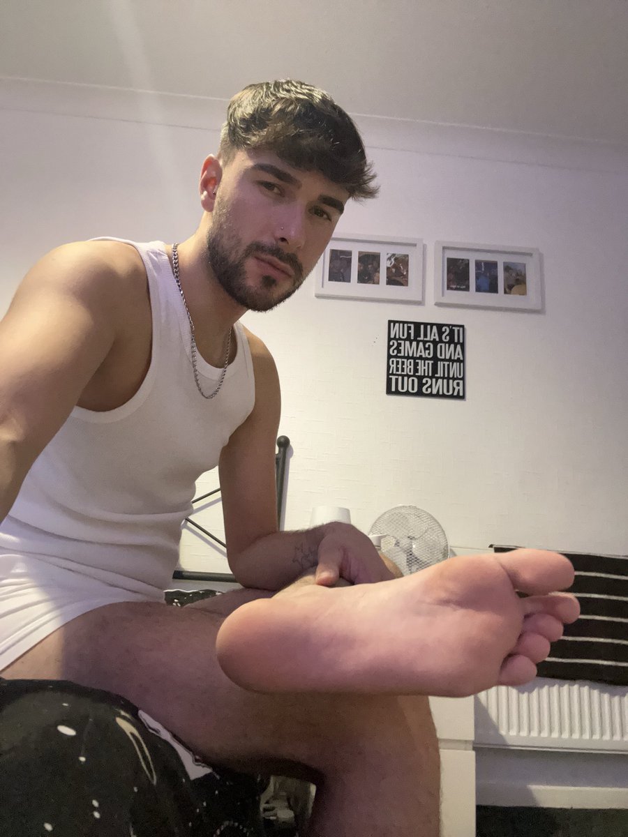 MasterR98's tweet photo. Come lick the sweat from my sweaty toes pig 

Cashmaster findom paypig https://t.co/U5iC84nHpC