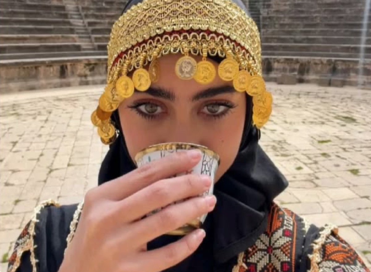 ArchVisionW's tweet photo. A Syrian woman from Daraa wearing traditional attire 🇸🇾 https://t.co/N2W63dEkdP