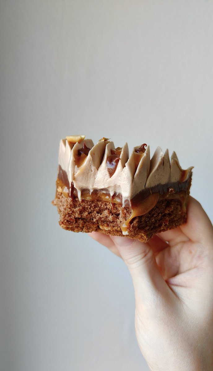 S_Flrs's tweet photo. Tarte façon Snickers ! 👩🏻‍🍳🍫🥜

Ça fait un moment que j'avais cette tarte en tête et elle est incroyable, comme je l'imaginais ! https://t.co/nIzrLVGyp3