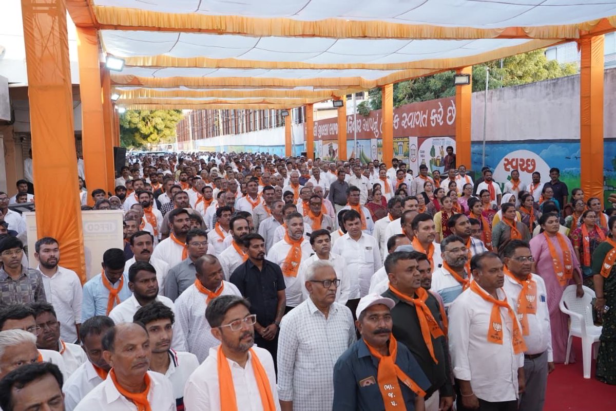 Dileep_Sanghani's tweet photo. ICA ग्लोबल बोर्ड में निदेशक निर्वाचित होने के पश्चात अमरेली में जिला भाजपा एवं सहकार परिवार द्वारा आयोजित अभिवादन कार्यक्रम. 

ICA ग्लोबल बोर्ड के चुनाव में मिली जीत केवल व्यक्तिगत सम्मान नहीं, बल्कि भारत के सहकारिता क्षेत्र के प्रतिनिधित्व के लिए गर्व का अवसर है।

इस सफलता को लेकर मेरे अमरेली जिले के सहकार परिवार, भारतीय जनता पार्टी के कार्यकर्ताओं और शुभचिंतकों में जो उत्साह और आनंद देखने को मिला, वह मेरे लिए अत्यंत भावपूर्ण रहा।

इस अपार स्नेह, विश्वास और आत्मीय अभिवादन के लिए अमरेली जिले के सभी कार्यकर्ताओं, सहकार परिवार और नागरिकों का हृदय से आभार।
@icacoop