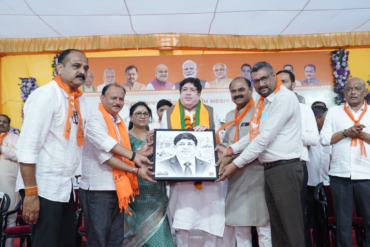 Dileep_Sanghani's tweet photo. ICA ग्लोबल बोर्ड में निदेशक निर्वाचित होने के पश्चात अमरेली में जिला भाजपा एवं सहकार परिवार द्वारा आयोजित अभिवादन कार्यक्रम. 

ICA ग्लोबल बोर्ड के चुनाव में मिली जीत केवल व्यक्तिगत सम्मान नहीं, बल्कि भारत के सहकारिता क्षेत्र के प्रतिनिधित्व के लिए गर्व का अवसर है।

इस सफलता को लेकर मेरे अमरेली जिले के सहकार परिवार, भारतीय जनता पार्टी के कार्यकर्ताओं और शुभचिंतकों में जो उत्साह और आनंद देखने को मिला, वह मेरे लिए अत्यंत भावपूर्ण रहा।

इस अपार स्नेह, विश्वास और आत्मीय अभिवादन के लिए अमरेली जिले के सभी कार्यकर्ताओं, सहकार परिवार और नागरिकों का हृदय से आभार।
@icacoop