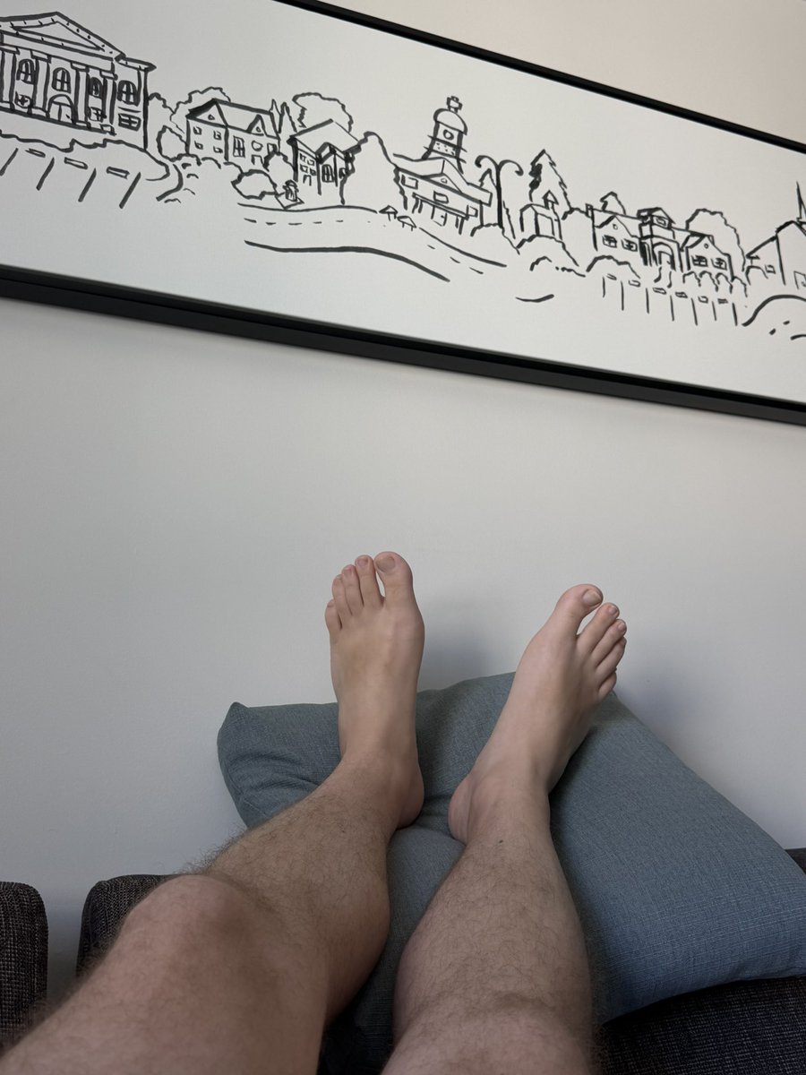 califtguy's tweet photo. Hotel feets https://t.co/IykBVCvmOV