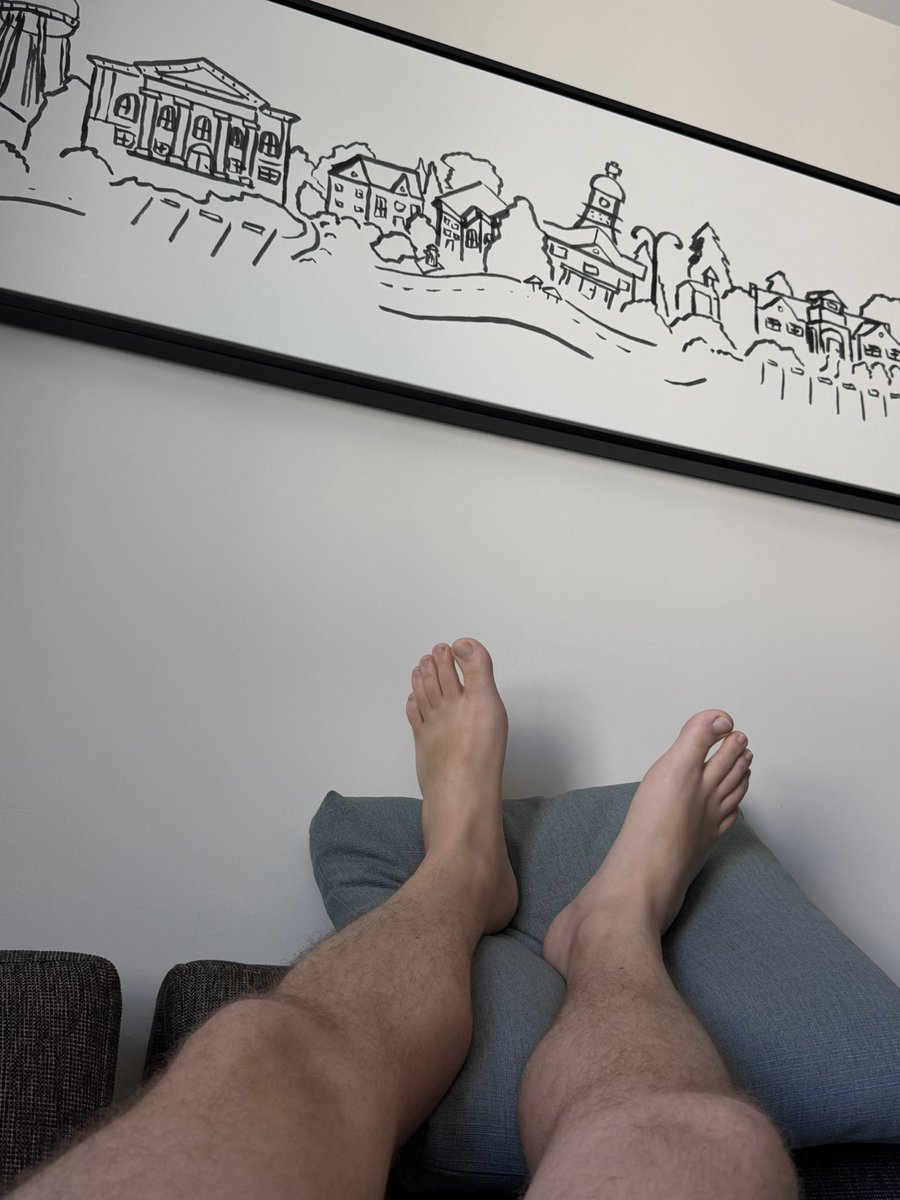 califtguy's tweet photo. Hotel feets https://t.co/IykBVCvmOV