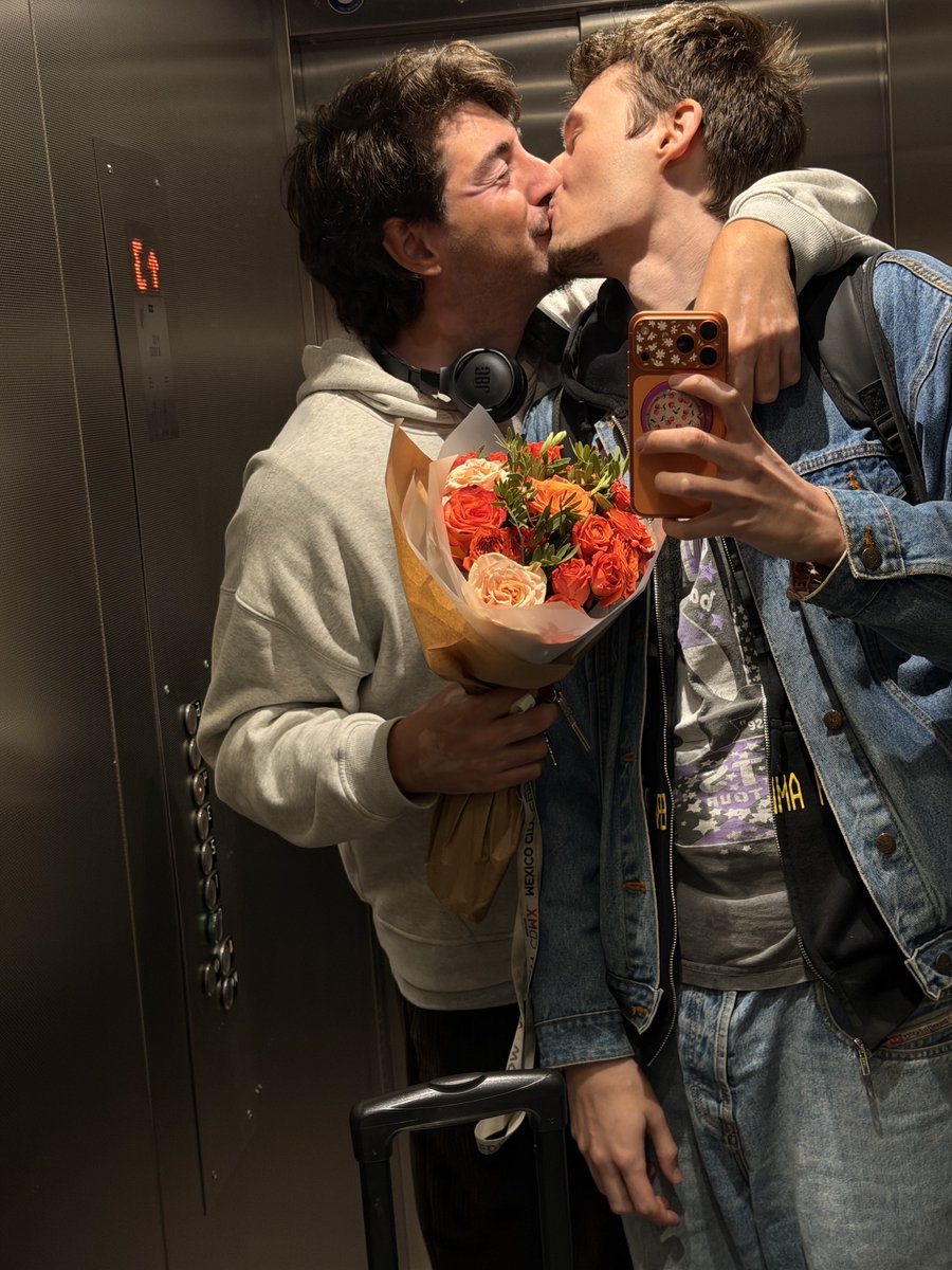 allypallyxcx's tweet photo. i’m the luckiest boy alive https://t.co/LAo349Y8F9