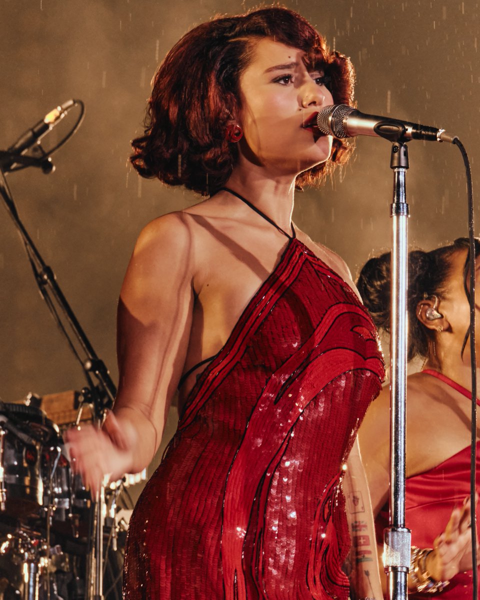 RayeChina's tweet photo. RAYE performing at Bruno Mars’ “The Romantic Tour” in Miami, FL

📸 Aliyah Otchere https://t.co/xtnaEqkUYK