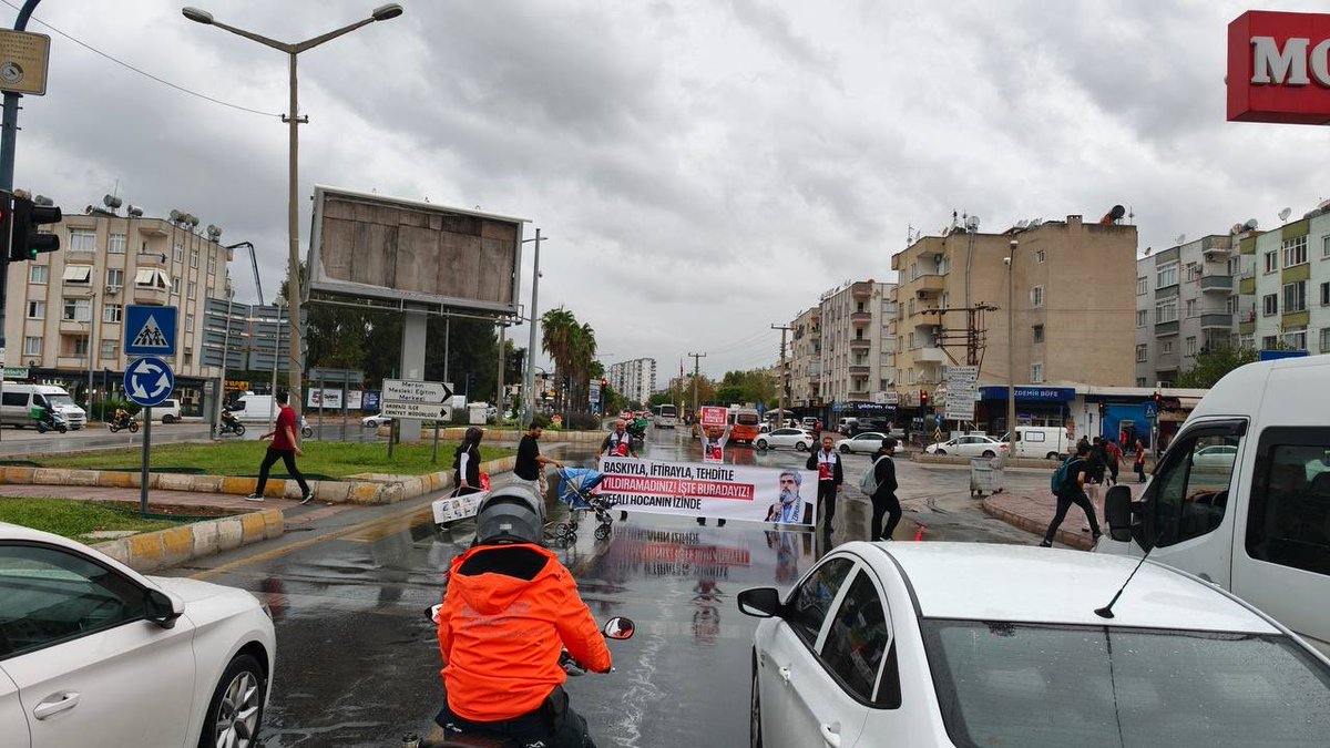 frknhrkti's tweet photo. Yargı Zulmü Bitsin, 
Adaletle Hükmedilsin! 

📍 Mersin 

AsılSuçlular Yargılanmıyor
AlparslanHocaya Ozgürlük
SemraHocaya Ozgürlük
ZulmeKarşı Meydanlardayız
Kardeşlerimizi SerbestBırakın https://t.co/96l7L7NGJL