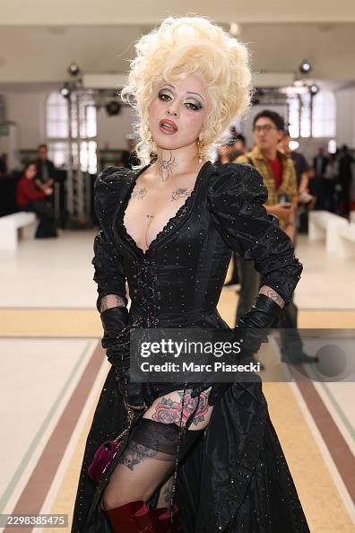 LaferteCharts's tweet photo. Mon Laferte en el desfile de Vivienne Westwood durante la Paris Fashion Week. https://t.co/vjbPW34xNa