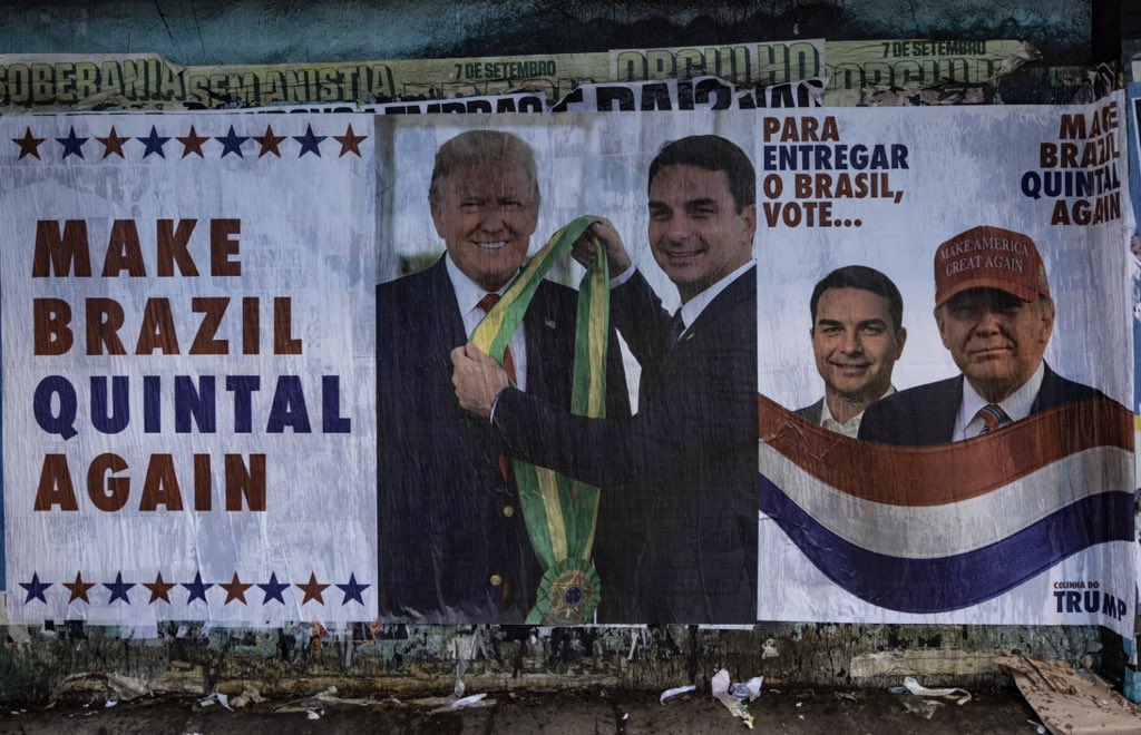 AnaliseGeopol's tweet photo. 🇧🇷🇺🇸 Ativistas políticos colam artes em paredes e muros na Avenida Paulista, mostrando Flávio Bolsonaro passando faixa presidencial do Brasil para Trump, em referência à submissão do candidato neoliberal aos interesses dos EUA, estampando frases como "Make Brazil quintal again". https://t.co/wVvmTrQ7xP
