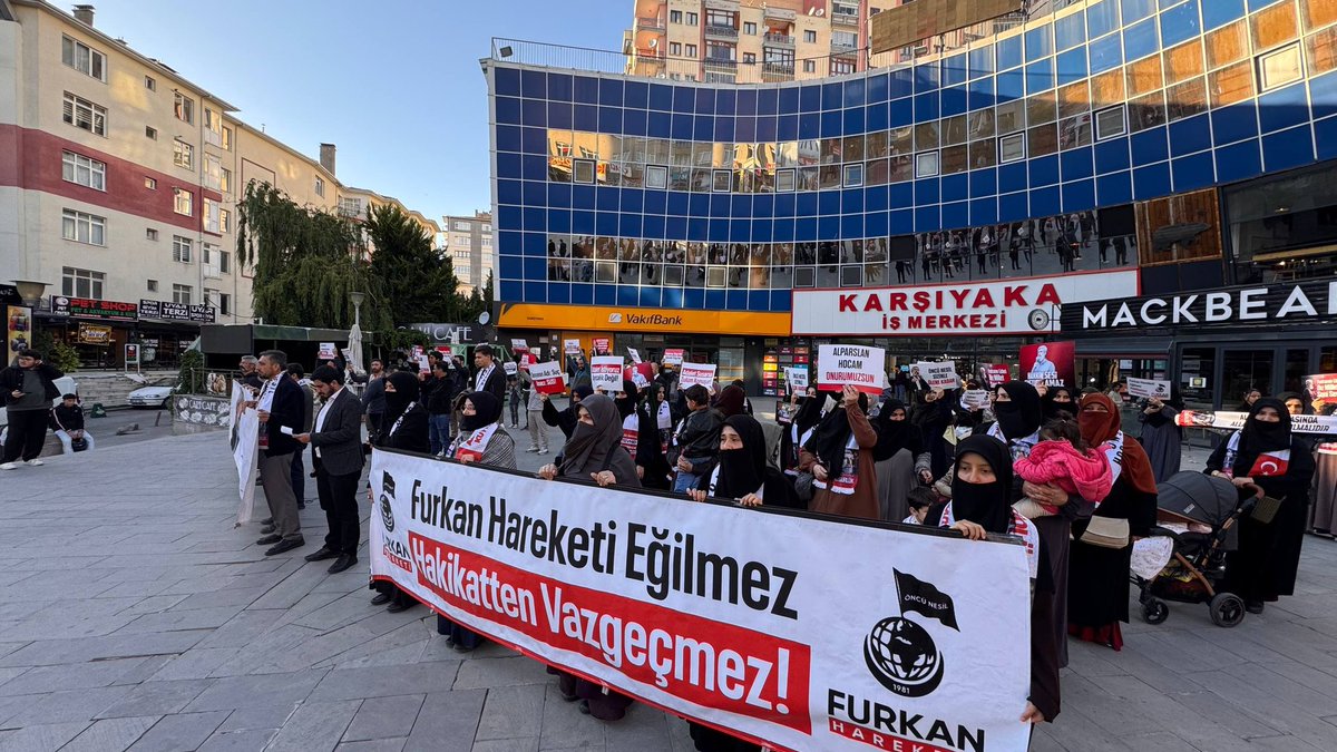 Yildirilamaz_FH's tweet photo. MEYDANLARDAN ADALET VE ÖZGÜRLÜK ÇAĞRISI!

Alparslan Kuytul Hoca, Semra Kuytul Hocahanım ve tutuklu Furkan Hareketi mensuplarının haksız tutukluluğuna dikkat çekmek amacıyla gerçekleştirilen basın açıklamasında adalet talebi bir kez daha gür bir sesle dile getirildi.

Hukuksuzluklar son bulana, tüm tutuklu Furkan Hareketi mensupları özgürlüğüne kavuşana kadar meşru mücadelenin ve hakikat haykırışının kesintisiz devam edeceği vurgulandı.

Şehir şehir, meydan meydan adalet talebi yükseliyor!

📍Ankara  📍Kocaeli 

AsılSuçlular Yargılanmıyor
AlparslanHocaya Ozgürlük
SemraHocaya Ozgürlük
ZulmeKarşı Meydanlardayız
Kardeşlerimizi SerbestBırakın