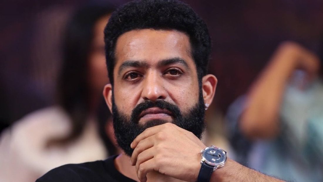 Its_CineHub's tweet photo. There's a reason why @tarak9999 is LOVED AMONG HINDI AUDIENCE and is now one of the BIGGEST SUPERSTARS of India 💥

At times when Many South Indian Actors are busy showing NAVAL & CRINGE DANCE STEPS for the sake of collections, here comes the MAN #JrNTR who supported #JanhviKapoor for the MORPHED PICTURE of her and VOWS to take LEGAL ACTION against those who have done this 🔥

This speaks about the CHARACTER - the DIGNITY and the RESPECT he commands. Truly the SUPERSTAR OF MASSES 🙏🏻
