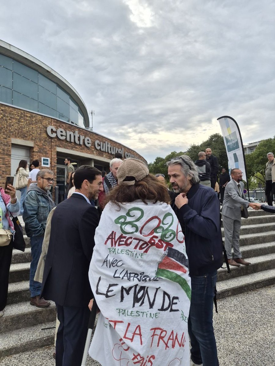CaronAymericoff's tweet photo. « 3 ans de génocide à Gaza ».
Conférence à Vaulx-en-Velin organisée par le député-maire @AK_Lahmar, avec Pierre Stambul de l’UJFP et l’avocat franco-palestinien Ala Adas, dans le cadre d’une après-midi consacrée à la Palestine.
Des centaines de personnes étaient présentes, pour que Gaza ne tombe pas dans l’oubli.