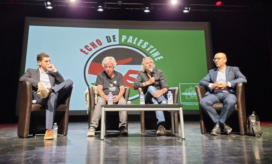 CaronAymericoff's tweet photo. « 3 ans de génocide à Gaza ».
Conférence à Vaulx-en-Velin organisée par le député-maire @AK_Lahmar, avec Pierre Stambul de l’UJFP et l’avocat franco-palestinien Ala Adas, dans le cadre d’une après-midi consacrée à la Palestine.
Des centaines de personnes étaient présentes, pour que Gaza ne tombe pas dans l’oubli.