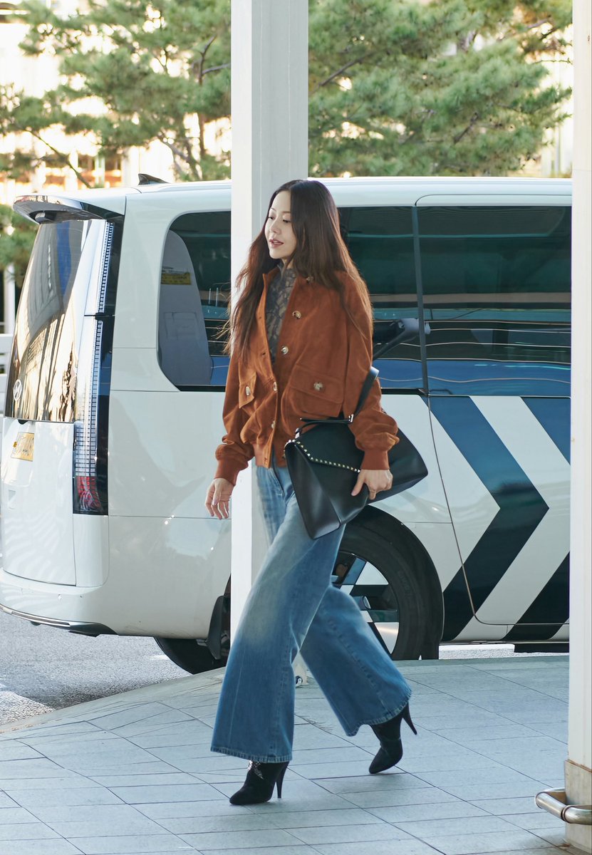 MaisonValentino's tweet photo. Paris bound. #KoHyunjoung travels to the #ValentinoAntibiblioteca Spring-Summer 2027 show in a Valentino by #AlessandroMichele look, styled with the #ValentinoGaravani #RockstudMaxxing bag. https://t.co/nRkBEuK7nY