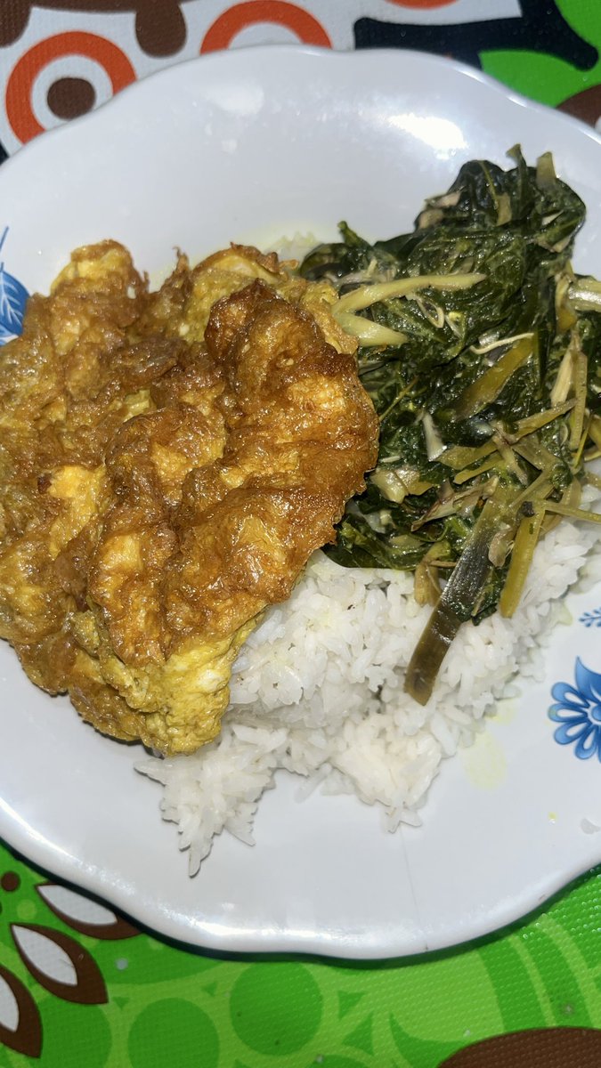anitabilal's tweet photo. Nasi + dadar telur + gulai pucuk ubi dan jantung pisang https://t.co/mB0FwcayNm