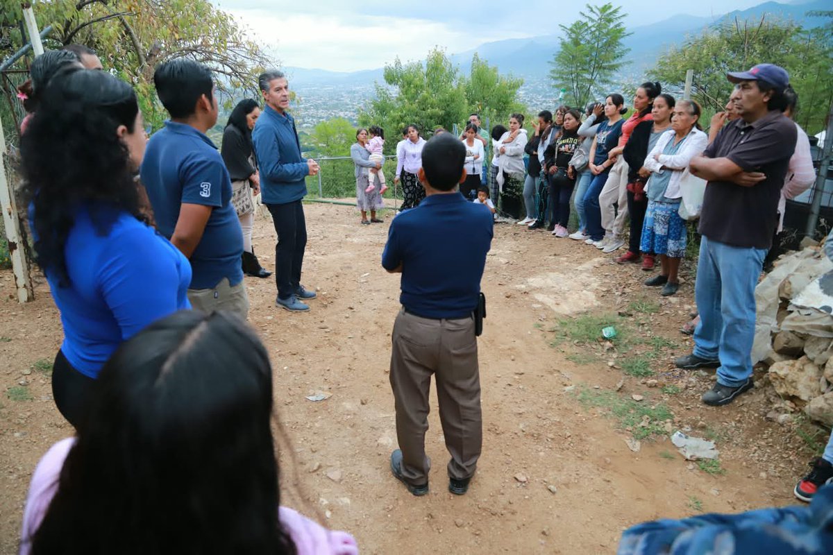JorgeVillacana's tweet photo. En San Martín Mexicapan nos plantearon lo de todos los días: más seguridad, impuestos justos y obras con sentido social.

Cada zona tiene necesidades distintas. Por eso seguimos recorriendo la capital.

#Oaxaca es de todos. https://t.co/lZY0Twi4o9