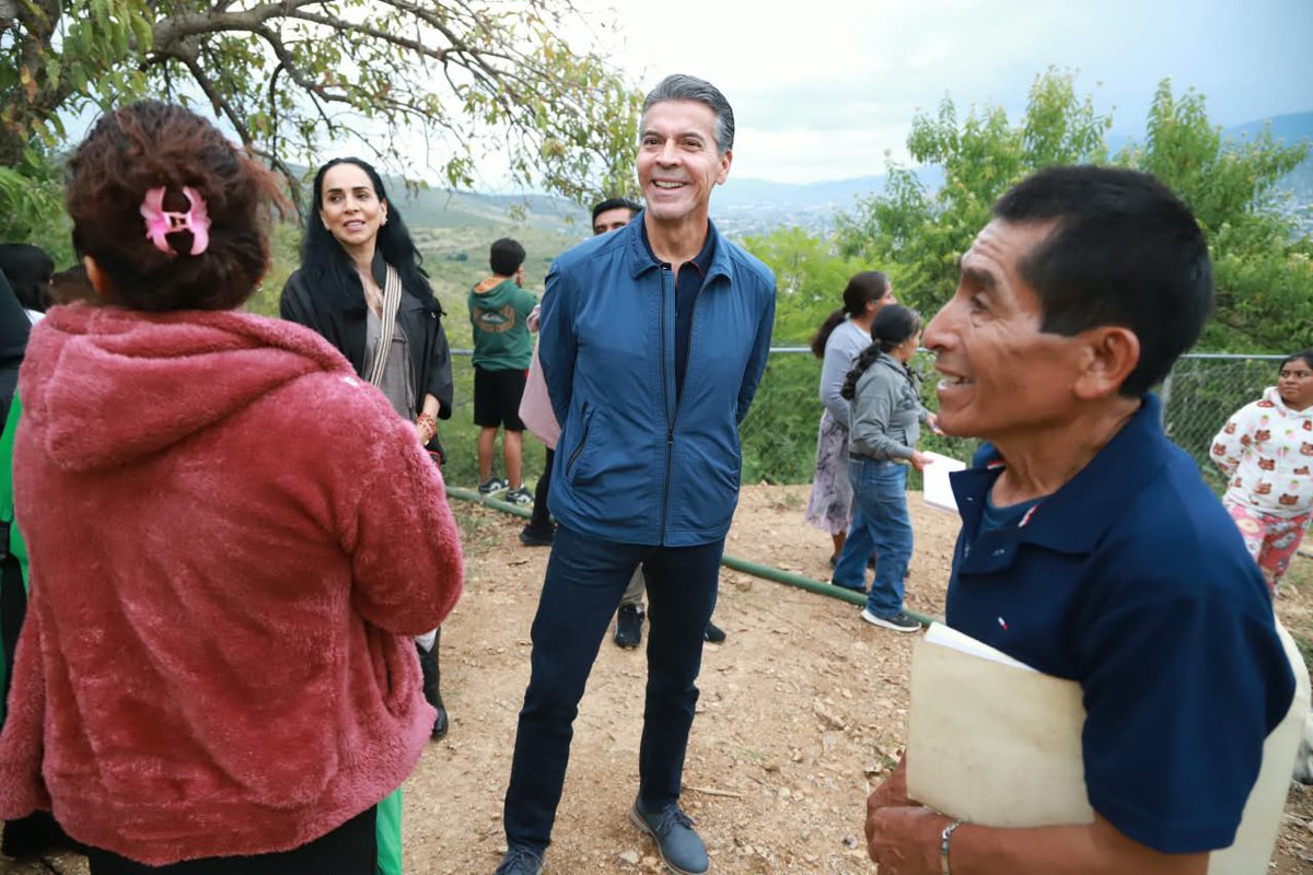 JorgeVillacana's tweet photo. En San Martín Mexicapan nos plantearon lo de todos los días: más seguridad, impuestos justos y obras con sentido social.

Cada zona tiene necesidades distintas. Por eso seguimos recorriendo la capital.

#Oaxaca es de todos. https://t.co/lZY0Twi4o9