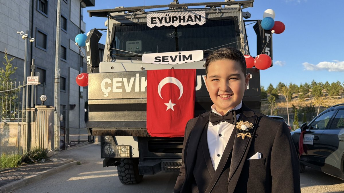 darkwebhaber's tweet photo. 2017’de Diyarbakır’da düzenlenen terör saldırısında şehit olan polis memuru Ali Sevim’in 8 yaşındaki oğlu Eyüphan için sünnet düğününde anlamlı bir sürpriz hazırlandı.

• Eyüphan’ın isteği üzerine, babasının adını taşıyan TOMA sünnet aracı olarak süslendi.

• Türk bayrakları ve balonlarla donatılan TOMA’ya polis araçları da eşlik ederek konvoy oluşturdu.

• Evinden alınan Eyüphan, babasının meslektaşlarının eşlik ettiği konvoyla düğün salonuna götürüldü.