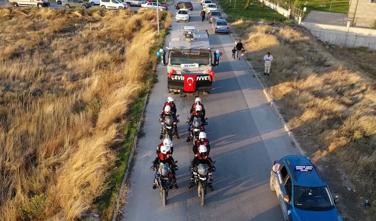 darkwebhaber's tweet photo. 2017’de Diyarbakır’da düzenlenen terör saldırısında şehit olan polis memuru Ali Sevim’in 8 yaşındaki oğlu Eyüphan için sünnet düğününde anlamlı bir sürpriz hazırlandı.

• Eyüphan’ın isteği üzerine, babasının adını taşıyan TOMA sünnet aracı olarak süslendi.

• Türk bayrakları ve balonlarla donatılan TOMA’ya polis araçları da eşlik ederek konvoy oluşturdu.

• Evinden alınan Eyüphan, babasının meslektaşlarının eşlik ettiği konvoyla düğün salonuna götürüldü.