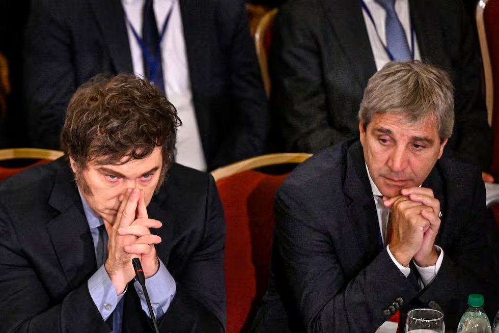 MartnPeiretti1's tweet photo. 🚨⛔️❎ Por estas horas hay desesperación en el gobierno porque se están cayendo a pedazos. Milei y Caputo no lograron traer al país ni una sola inversión, caen de manera catastrófica las acciones de las empresas argentinas y aumenta el riesgo país. Terminan peor que De La Rúa. https://t.co/pUvE12ZD0I