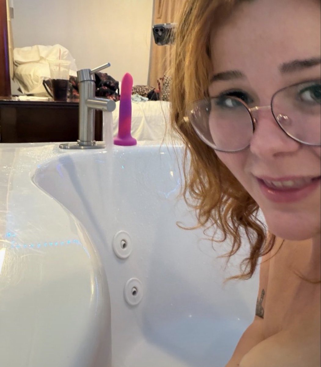 Lavvybb2's tweet photo. Should I use the water or my dildo? Hmm… 🤔 https://t.co/BAh5t7ESfe