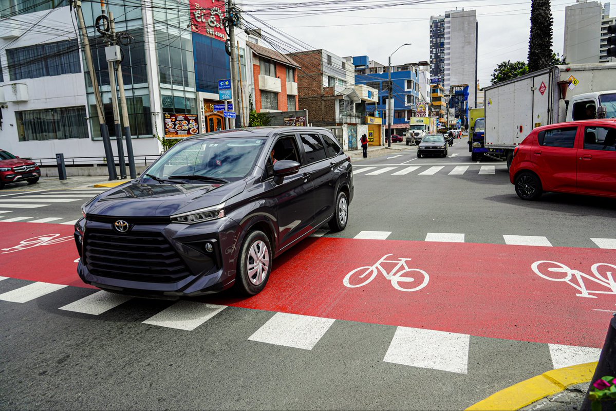 InvermetLima's tweet photo. ¡Avenida Universitaria renovada! 🚧
Culminaron los trabajos de mejora en esta grandiosa vía:
Nueva pista, sardineles y señalización horizontal para una mejor seguridad y fluidez 🛣️
El cambio no se detiene 💪
#LaCiudadNoDescansaNosotrosTampoco #ObrasQueTransforman #MML https://t.co/IWqiDUW0lL