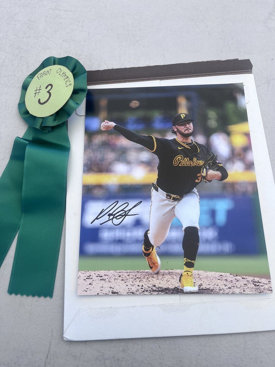 pskank332's tweet photo. @Dameshek defended our (6 yo and I) 3rd place finish at the Braddock Farms Fall Fest "Farm Olympics" in the "baseball" event (hit a green tomato the furthest with an okra stalk bat). Could have had another restaurant gift card but the kiddo gets the ribbon and I get the auto. https://t.co/RuVIRURSfa