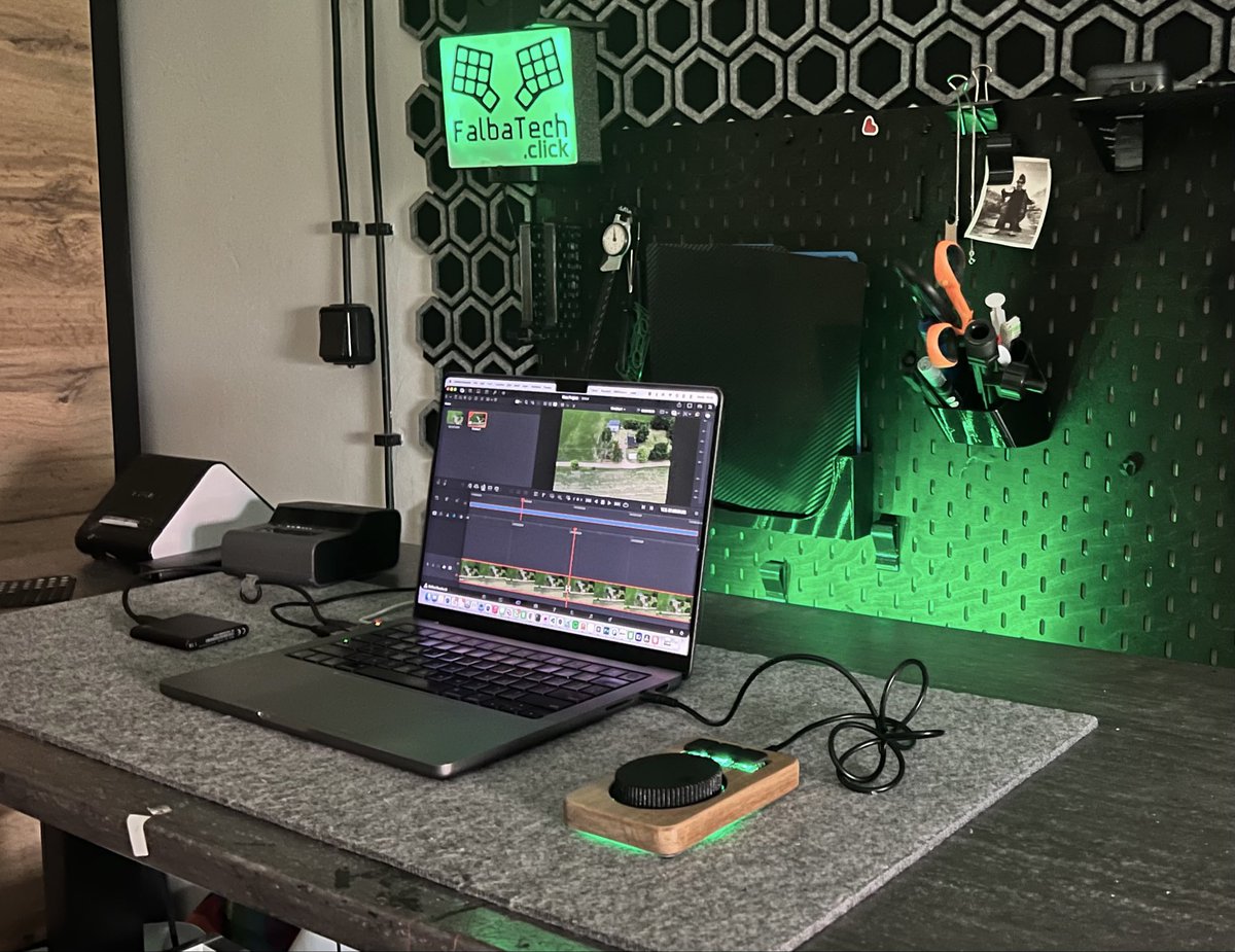 FalbaTech's tweet photo. #DirLock in its natural habitat 🎬 #DaVinci #Resolve, a free spinning wheel, 3 programmable buttons, layers and a handcrafted acacia case. Made for editing. 🎛️

 #DaVinciResolve #FalbaTech
#VideoEditing #ZMK #scroll #keeb_pd #keypad #code #wood #acacia 

Made in Poland 🇵🇱 https://t.co/K1pGOviE91