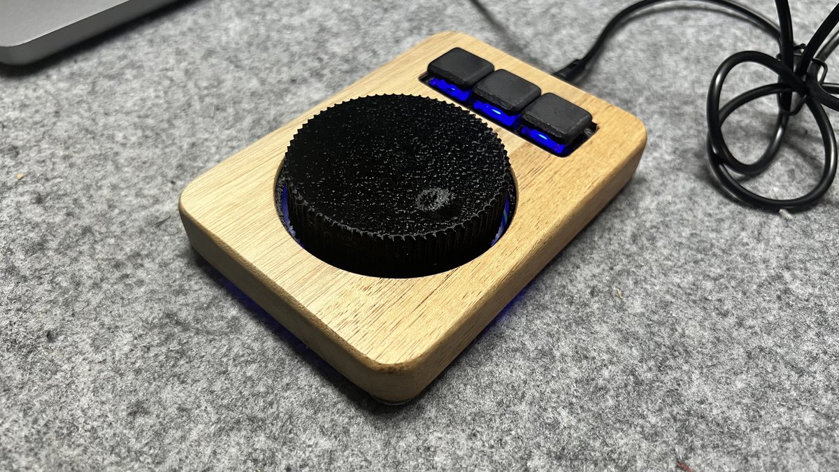 FalbaTech's tweet photo. #DirLock in its natural habitat 🎬 #DaVinci #Resolve, a free spinning wheel, 3 programmable buttons, layers and a handcrafted acacia case. Made for editing. 🎛️

 #DaVinciResolve #FalbaTech
#VideoEditing #ZMK #scroll #keeb_pd #keypad #code #wood #acacia 

Made in Poland 🇵🇱 https://t.co/K1pGOviE91