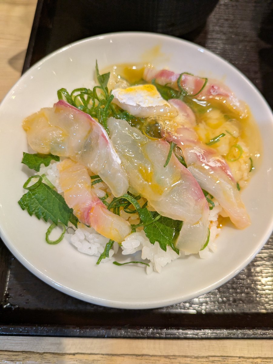 kenketsu4444's tweet photo. 献血後の栄養補給は宇和島鯛めしです。

献血後の食事に宇和島鯛めしは最適。鯛と卵で良質なタンパク質を補給でき、ご飯でエネルギーもチャージ。
さらにじゃこ天を添えることで魚由来のタンパク質もプラス。愛媛の郷土料理を味わいながら、献血後の身体の回復をサポートできる組み合わせです。 https://t.co/Wl6jBWauKh