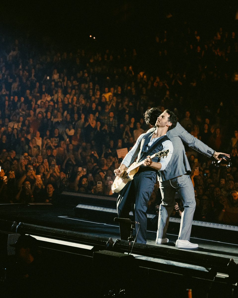 strawbsxjonas's tweet photo. Brothers ❤️ @kevinjonas https://t.co/h0k5BbJoCh