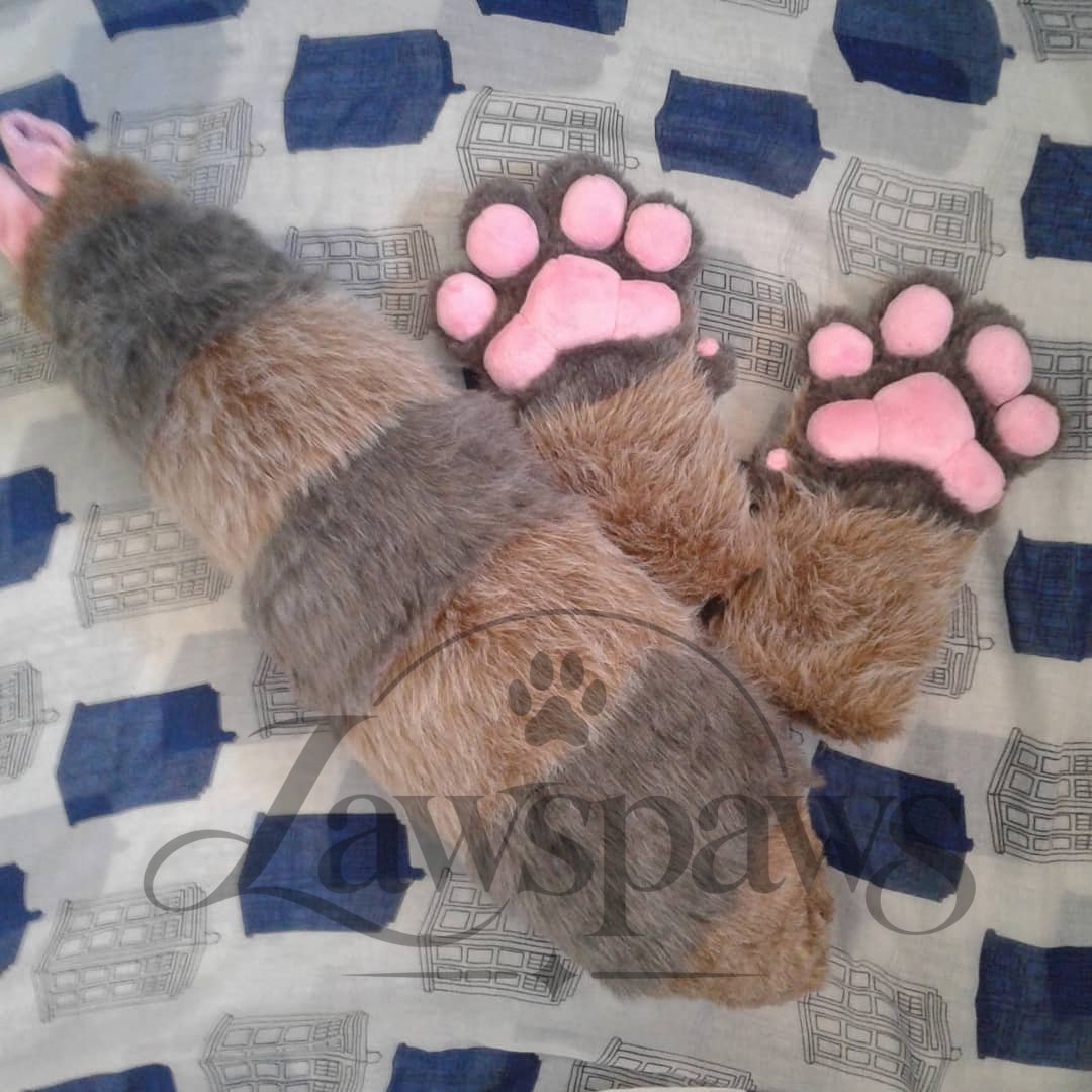 LuxePaws2ea's tweet photo. Pair of matching premade paws and tail :) #paws #pawcommissions #furry #fursuit #hyenahabits
#Furry #Fursuit #FursuitPaws #FurryPaws #FursuitMaker #FurryArtist #FurryCommunity #CommissionsOpen https://t.co/r6oTrUotL7