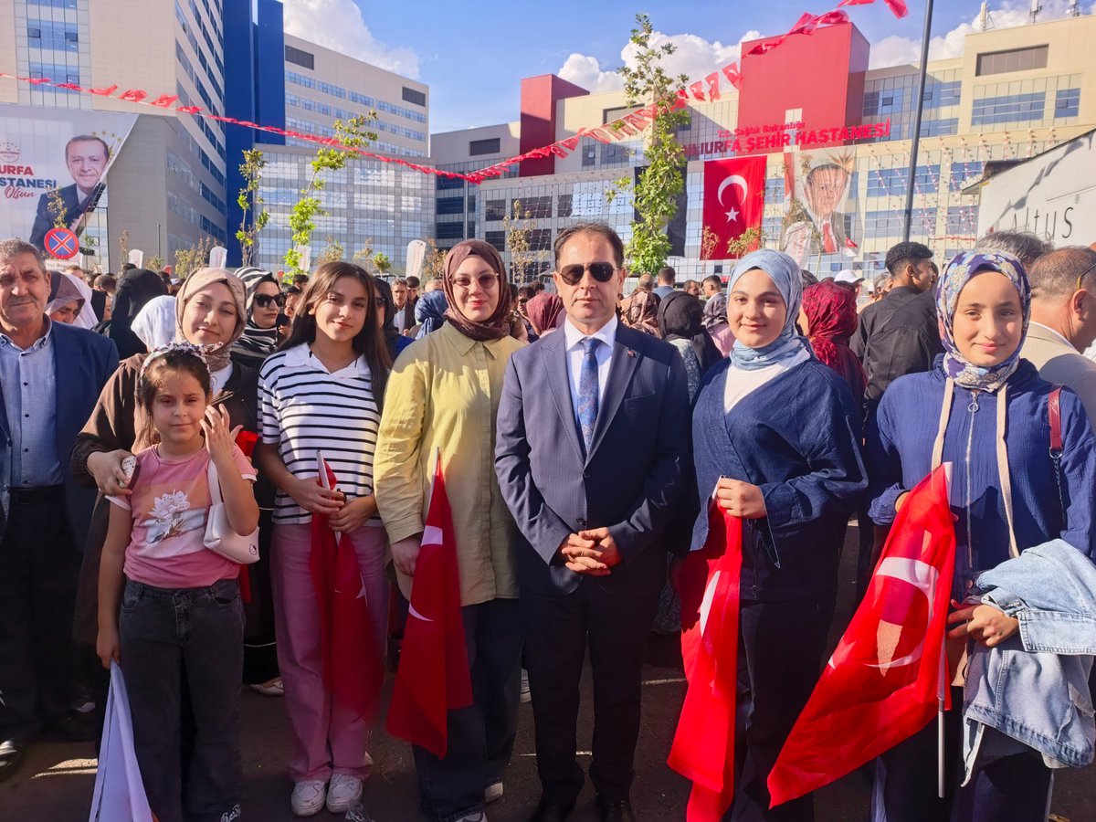 SEToprak_'s tweet photo. Küresel Lider, Cumhurbaşkanımız Sayın Recep Tayyip Erdoğan’ın teşrifleriyle Şanlıurfa Şehir Hastanemizin açılışını, hemşehrilerimizin yoğun ve coşkulu katılımlarıyla gerçekleştirdik.

Şanlıurfa’mızın sağlık altyapısına güç katacak, hemşehrilerimize modern ve nitelikli sağlık hizmeti sunacak Şehir Hastanemizin şehrimize ve ülkemize hayırlı olmasını diliyorum.

Başta Cumhurbaşkanımız Sayın Recep Tayyip Erdoğan olmak üzere emeği geçen herkese şükranlarımızı sunuyoruz.

Şanlıurfa’mıza hayırlı, uğurlu olsun.

@RTErdogan @Akparti @bybekirbozdag 
@abuyukgumus @mustafademir @eyupkadirinan  @mustafasenbd 
@hakanaksu058
@farukaytek
@milhamigunbegi 
@AEminOnenOfis @ProfDrDusak @ibrahimeyyupogl @malicevheri @CYAZMAC @HikmetBasak_63 @av_mfaruk @Malikurt14 @FIRATKORAN @akpartiurfa @Kamal1Nuri