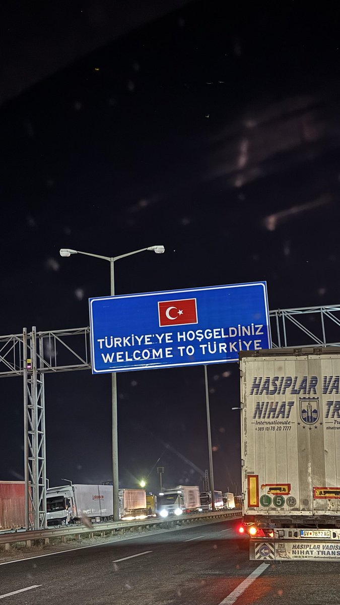 __cakin's tweet photo. Biri 2, diğeri 4 yaşında iki çocukla “Hoş bulduk Türkiye!” 🇹🇷

Kapıkule Sınır Kapısı’nda çocuklarla kullanmak zorunda kaldığımız odanın hali…
Duvarlar rutubetli/kirli, zemin pis, her yer bakımsız.

@ticaret @edirne_valiligi @TCKulturTurizm @TC_Disisleri @yurtdisiturkler https://t.co/oyRKukT1GE