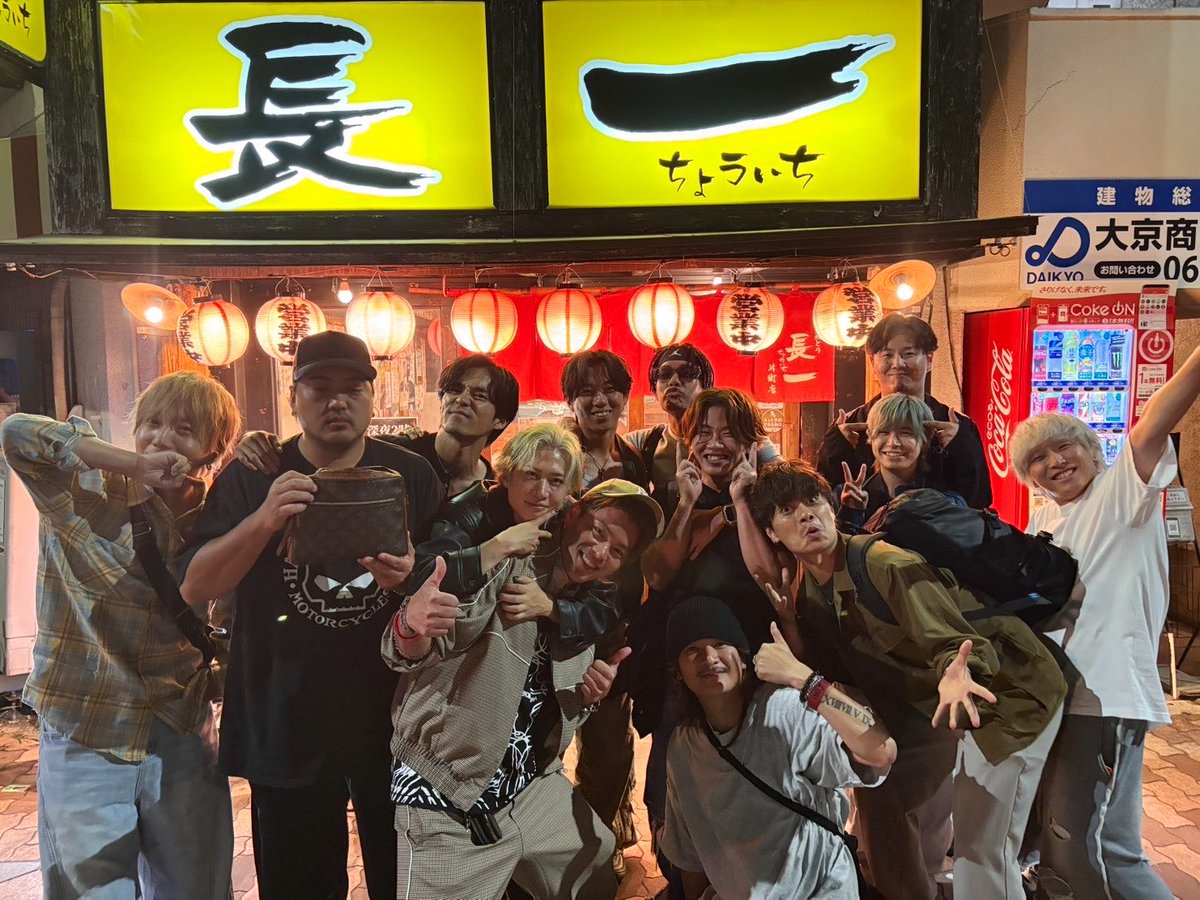 fantazista_taku's tweet photo. 【BLOG】

タイトル：大阪

色んな場所でライブをさせて貰って
こうやって大阪でライブするたびに

"成長できてるんや"

って感じさせて貰う。

前に進めば出会える人も
自分の周りを支えてくれる人も
どんどん濃くなっていく。

成長した分
違うって思う事も変わってきた。

ほんまに大切な部分に
気づけた1日でもあった。

色んな想いが、物語がある中で
やっぱり今日しか歌えない歌があった。

SET LIST
アイタイ
顔晴れ
音楽がないとさ
キャッチボール
yakusoku

毎回色んな場所で、その日その日を
歌うようにセットリストは考えて
ステージに上がるんやけど
最近伝えたいことがあって
どんどんセットリストが精査されてく。

今日もこの曲か！って
なってほしくはないんやけど
今日の伝えたいことはこの5曲やった。

そしてyakusokuはいつも
RAYが良い曲って言ってくれる曲で
今日は終わろうって決めてたから
いいセットリストやったね！！

今日出番はトップバッターやったから
やっぱり今日いい日だったなぁ！って
みんなにも思って帰って欲しかった。

なによりやっぱりライブが
好きだぁ！って。

みんないいライブやったなぁー。

俺も自分の出番終わりに
全部のライブを見たけど
RAYが繋いだ今日はやっぱり
RAYらしいイベントになったなぁ。

結果目に見えないもの。

でも大事な部分はいつも人であると。

ステージ以外の時間も
常に俺らはライブに繋がってる。

ライブの日だけライブをしてるわけじゃなくて
生き様ってか、人が人を通して音になる。

RAYのライブ、素晴らしかった。

と、書けば長くなりますから
まだまだ続くよ、この続きは！！

だから未来は明るいと信じて進もう。

どんな今日が来ても俺らはまだ歌ってる。

それが答えだ。

諦めなくてよかった今日を
一緒に感じてくれてありがとう！！

改めてRAYお誕生日おめでとう！

明日ってか今日は
アフパからの単独！！！！

いい日にしようなぁ！！

じゃぁ、またFANTAZiSTAで逢いましょう！！

松永拓也

____________________________________

<松永拓也 LIVE 情報>

【10月】
🈶03(土)Special Show Time!!(大阪)
🈶04(日)単独定期公演 Road to KBS EP.4(大阪)
🈶06(火)Road to IBARAKI HALL ONEMAN 3DAYS FES(東京)
🈶09(金)BOARDERLESS vol.2(仙台)
🆓10(土) 仙台八木山ベニーランドインストア(仙台)
🈶12(月祝)GA-HA- × Nobu × 松永拓也 3MAN(大阪)
🆓17(土)COLOR inまくらがの里 こが(茨城)
🆓18(日)COLOR inイオンタウン水戸南(茨城)
🈶21(木)CHANCE 8th stage(東京)
🈶24(土) 🌊🏝沖縄物語2026🏝🌊
🈶25(日) 🌊🏝沖縄物語2026🏝🌊
🈶26(月) 🌊🏝沖縄物語2026🏝🌊
🈶31(土)CC ONE MAN LIVE Never GIVE UP -HALL VER.-(茨城)

【11月】
🈶01(日)Never GIVE UP -1st HALL ONEMAN Arter party ver.-(茨城)
🆓03(火祝)イオンモール常滑 MUSIC FES(愛知)
🈶12(木)CHANCE 9th stage(東京)
🈶14(土)大阪
🆓15(日)兵庫
🈶18(水)大阪
🆓22(日)埼玉
🈶26(木)大阪

【12月】
🈶06(日)松永拓也&青玻一哉 2MAN LIVE “THE TOUCH”(大阪)
🆓12(土)Trippin plus in ウニクス南古谷(埼玉)
🆓13(日)Trippin plus in フレスポ八潮(埼玉)
🈶14(月)東京
🈶18(金)東京
🈶26(土)北海道 予定
🈶27(日)北海道 予定
🈶30(水)大阪
🈶31(木)大阪

【松永拓也 ONE MAN LIVE TOUR 2027】
“音返し-Road to KBS-“

<時間>OPEN 13:00/START 13:30
<料金>前売り¥3,500/当日¥4,000(別途D代)

<日程>
名古屋 1月24日(日) IMAIKE GROW
チケット予約：2026年10月05日(月) 20:00〜
https://t.co/Wawo4Qd9Px

茨城    2月14日(日) TSUKUBA PARKDINER
チケット予約：2026年10月06日(火) 20:00〜
https://t.co/PeePCiqNea

福岡　 3月14日(日) intro dot 
チケット予約：2026年10月07日(水) 20:00〜
https://t.co/Fq294W80NZ

北海道 4月18日(日) LIVE HOUSE SOLID
チケット予約：2026年10月08日(木) 20:00〜
https://t.co/SGLwXtB4hn

大阪　 5月9日(日) LIVE HOUSE Arc 
チケット予約：2026年10月09日(金) 20:00〜
https://t.co/cnkCTtMfJL

【各種SNS】
<Instagram>
https://t.co/GtVRQTqErB

<TikTok>
https://t.co/01pJ7qJa2h

<MUSIC>
https://t.co/TwAdZiQYL7

<松永拓也YouTube>
https://t.co/mdQvnIJg1d

<松永拓也公式LINE@>
https://t.co/GwUvwOWBaF

<GOODS SHOP>
https://t.co/1LwbhMDmsE
