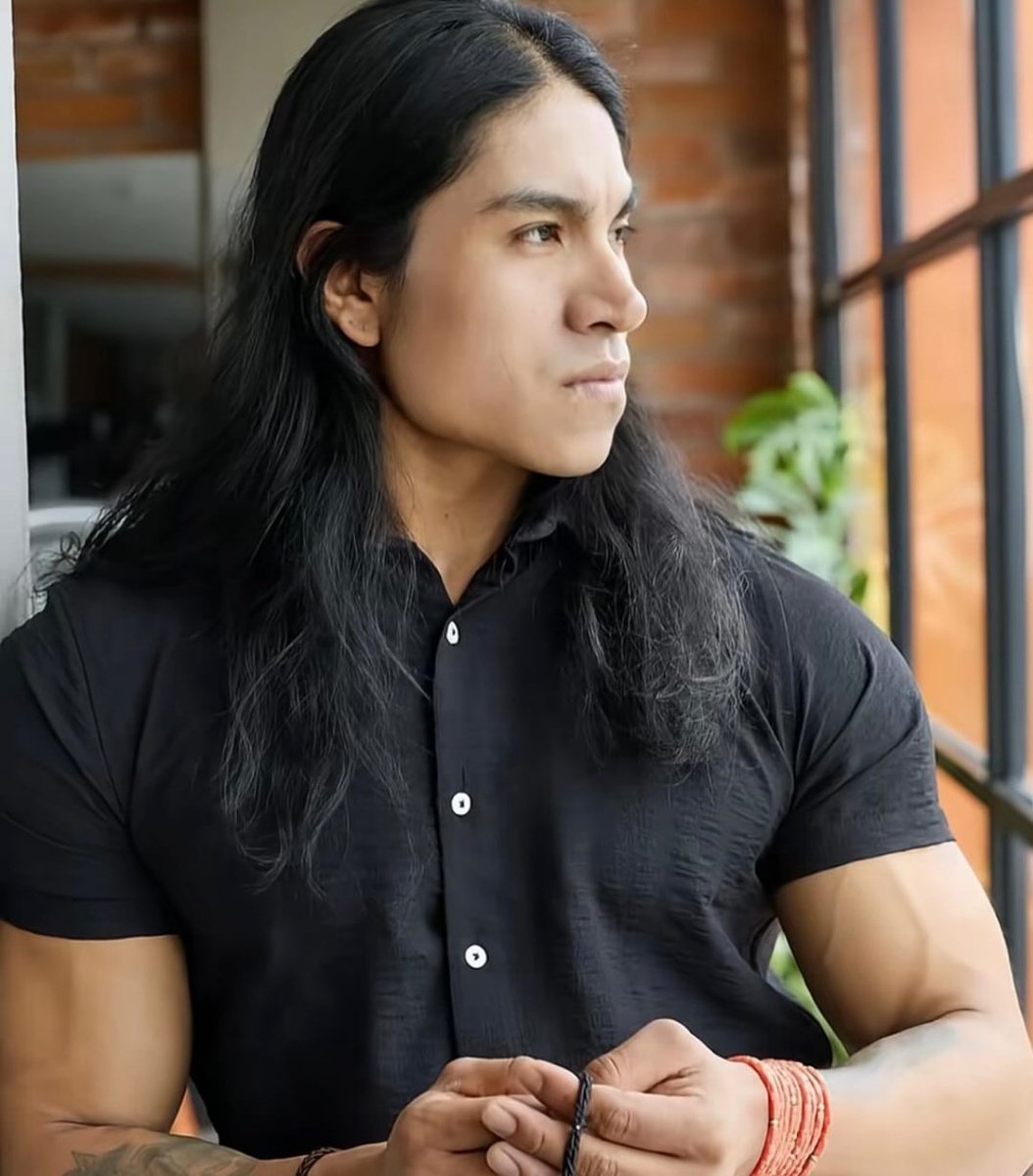 realvrios_'s tweet photo. Não ironicamente o padrão de beleza das últimas décadas tem sido literalmente replicar características típicas amerindias:

> Pele bronzeada
> Zigomático proeminente
> Lábios grossos
> Maxilar marcado https://t.co/6Z31EroU21