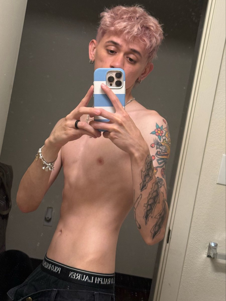 FeddichFoxx's tweet photo. Cotton candy flavored twink https://t.co/fnMNrcuRR2