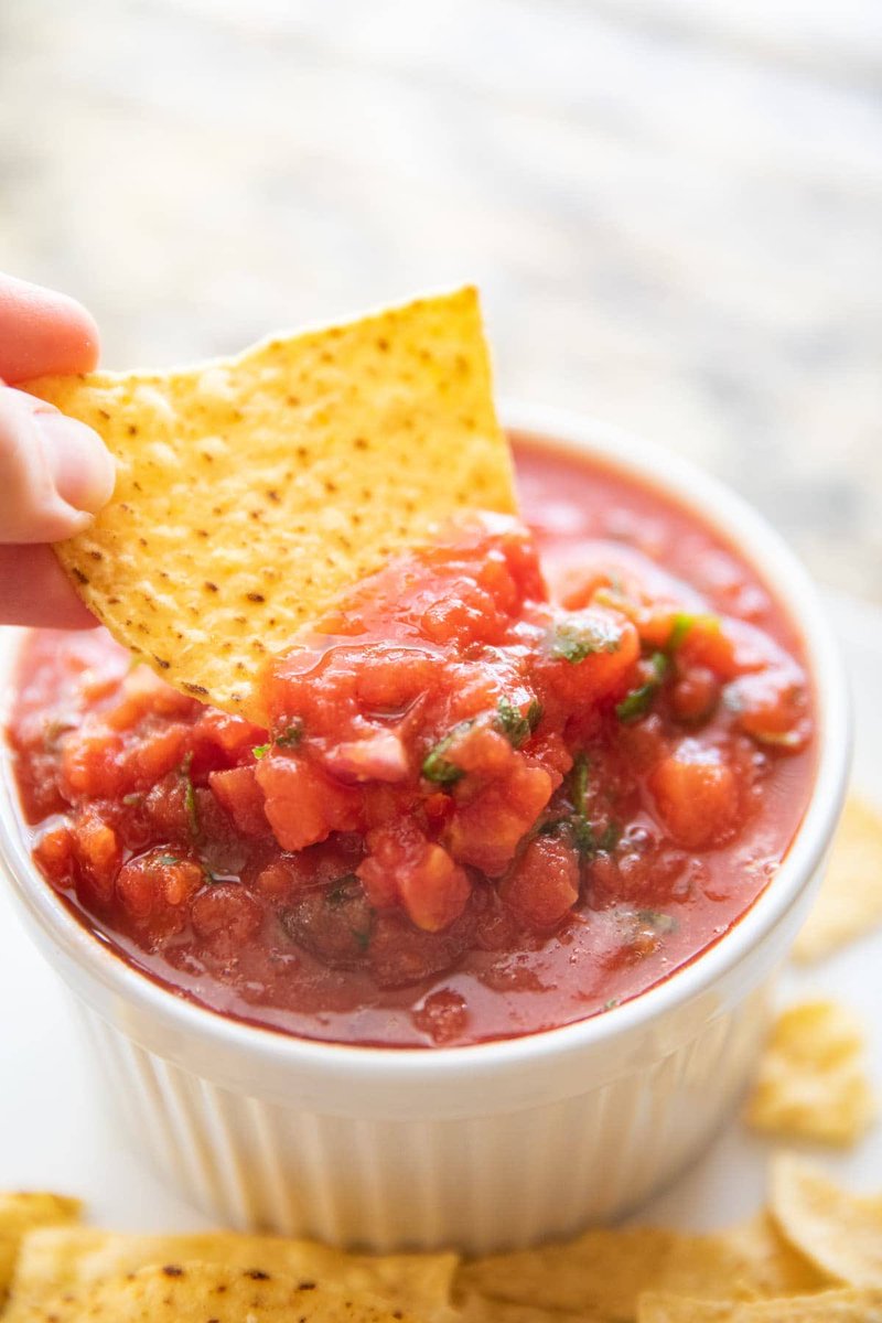 catastroTV's tweet photo. Restaurants now warn that President Donald Trump's tariffs on tomatoes could end free chips and salsa.

Are you a fan of this? https://t.co/oFpBLJGlFK