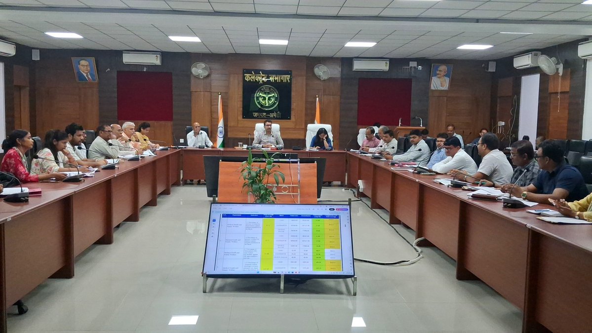 cdoamethi's tweet photo. कलेक्ट्रेट सभागार में नीति आयोग के आकांक्षात्मक विकास खंडों (जामो, जगदीशपुर व बाजार शुकुल) के 48 मुख्य संकेतकों की प्रगति समीक्षा की गई। स्वास्थ्य, शिक्षा, कृषि व बुनियादी सुविधाओं के संतृप्तीकरण हेतु संबंधित अधिकारियों को समयबद्ध व गुणवत्तापूर्ण कार्ययोजना के साथ शत-प्रतिशत लक्ष्य हासिल करने के निर्देश दिए।