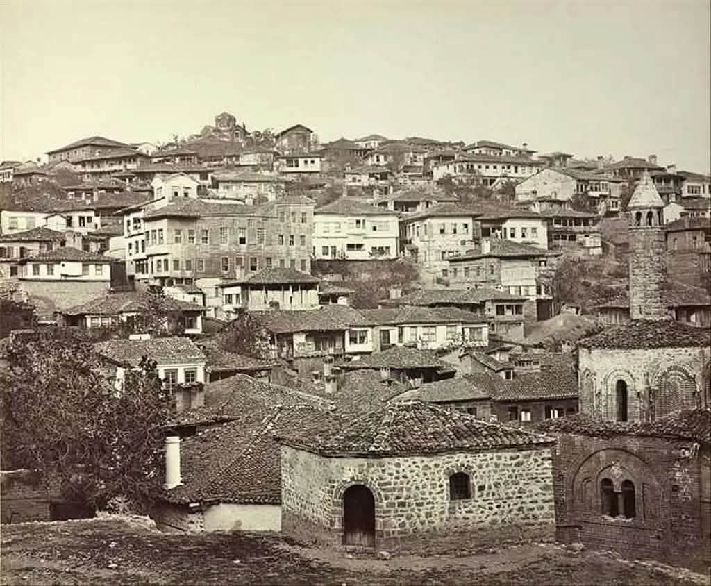 Mia_jovano's tweet photo. 📸 Охрид низ објективот во 1863 година!
Историски фотографии од Јозеф Секељ кои ја прикажуваат старата архитектура, црквата „Св. Софија“ и куќите покрај Охридското Езеро. 🇲🇰
#Охрид #Историја #Македонија https://t.co/4JEyfqAFEp