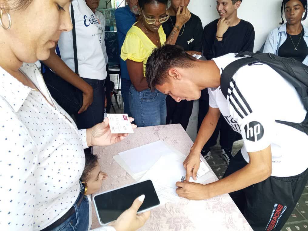 CubaMES's tweet photo. 📷 Actos de ingreso a la @FeuCuba de los estudiantes de primer año de la @univrsdadvarona, realizados de forma simultánea desde cada uno de los nuevos escenarios en los que se realiza el proceso de formación en el #Varona.

¡Felicidades❤️🇨🇺!

ℹ️📷 #UCPEJV
#UniversidadCubana https://t.co/RpvBNq1xE5