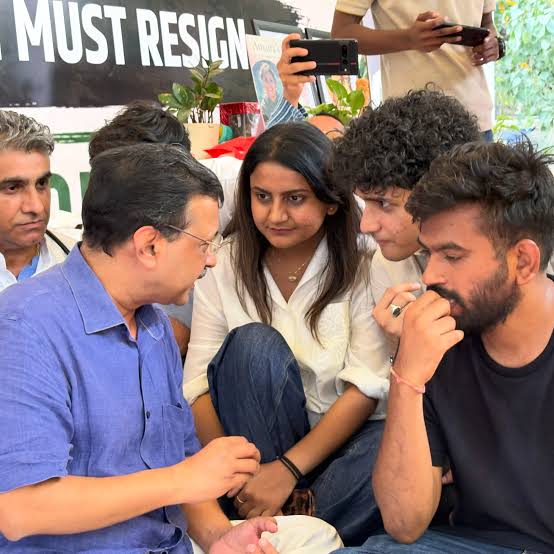 Incognito_qfs's tweet photo. Former member of AAP, Swati Maliwal claimed that she was assaulted at the official residence of the CM of Delhi on May 13, 2024 on instructions of Arvind Kejriwal.

Here are pictures of Ratna Singh with Arvind Kejriwal in 2025 and 2026 discussing serious issues like women empowerment.