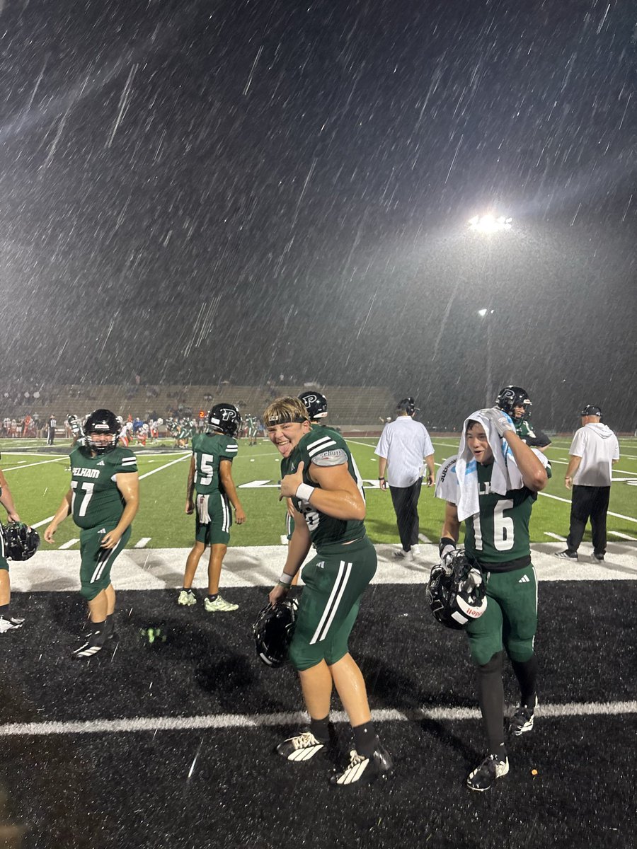 IanTidmore's tweet photo. Great team win last night for Senior Homecoming! Love getting to play this game with my teammates! 
#ThePelhamWay 
@ThePelhamWayFB https://t.co/ABooJEowrv